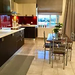 Luxury House In With A Great View Balcony Apartment *