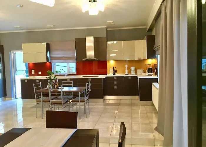 Luxury House In With A Great View Balcony נאפפליו